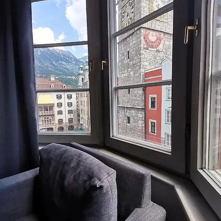 Little Center Golden Roof 12 アパート